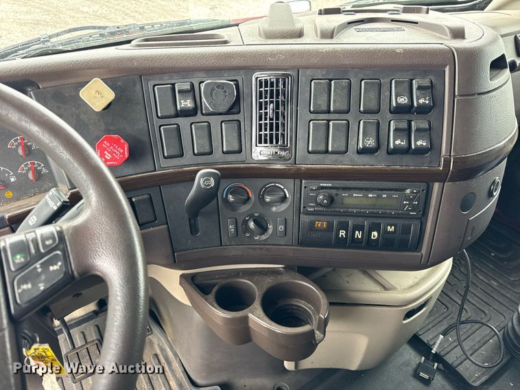 image for item DU3439 2015 Volvo VN semi truck