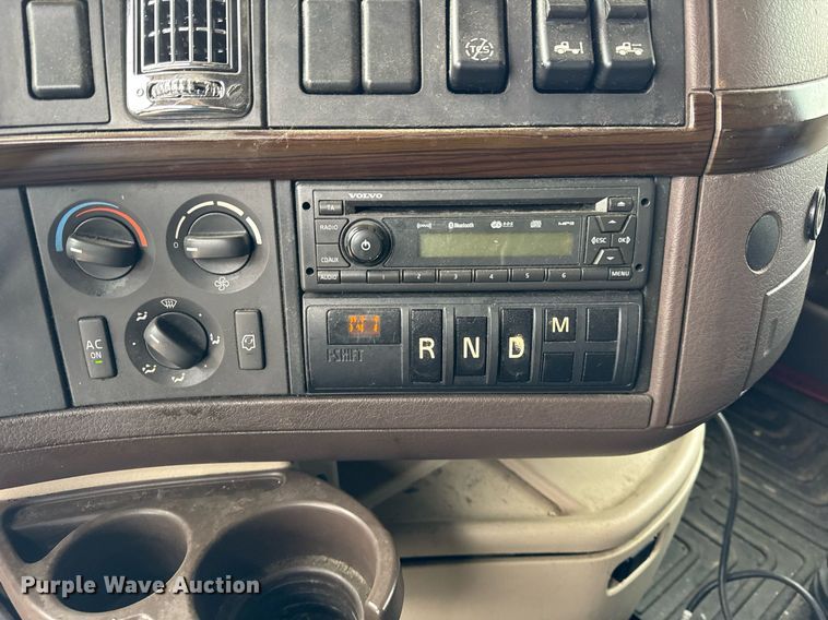 image for item DU3439 2015 Volvo VN semi truck