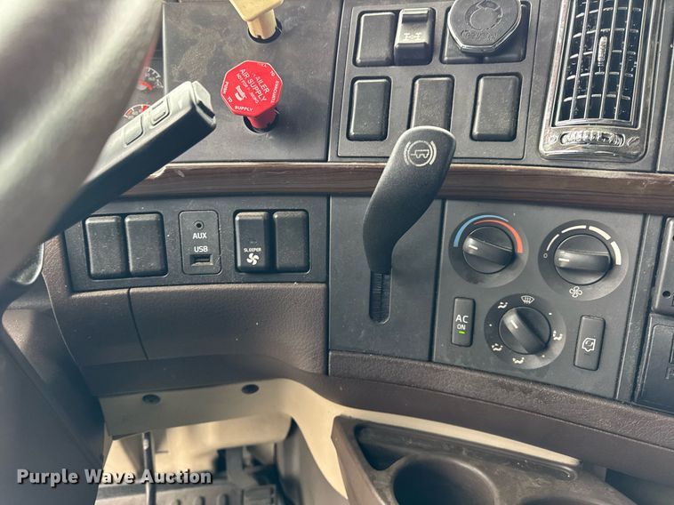 image for item DU3439 2015 Volvo VN semi truck