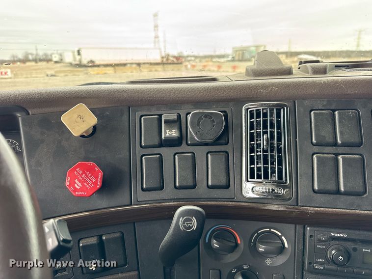 image for item DU3439 2015 Volvo VN semi truck