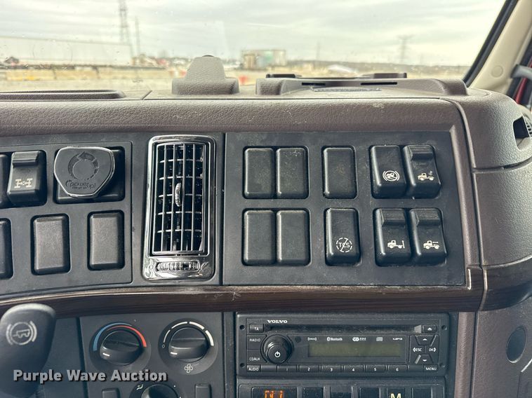 image for item DU3439 2015 Volvo VN semi truck