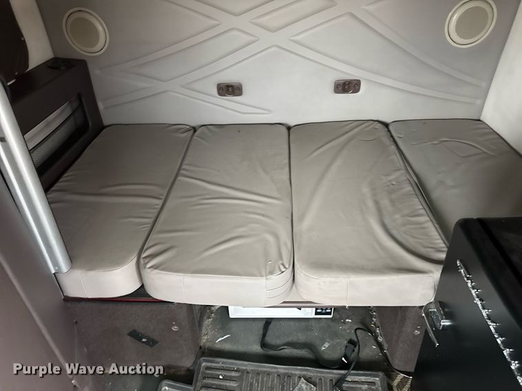 image for item DU3439 2015 Volvo VN semi truck