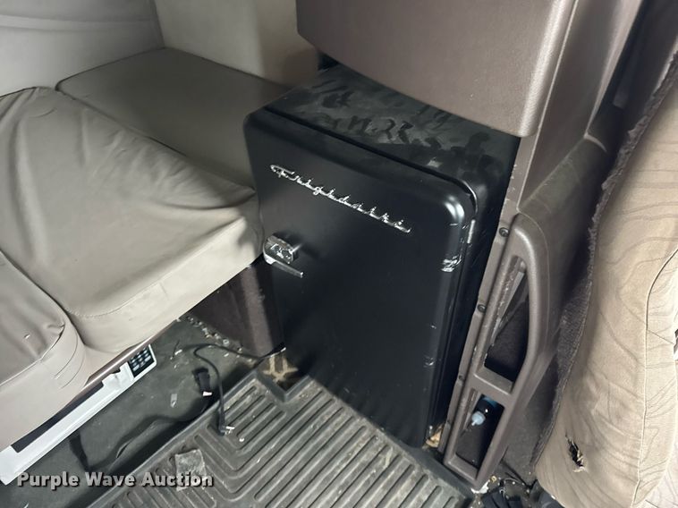 image for item DU3439 2015 Volvo VN semi truck