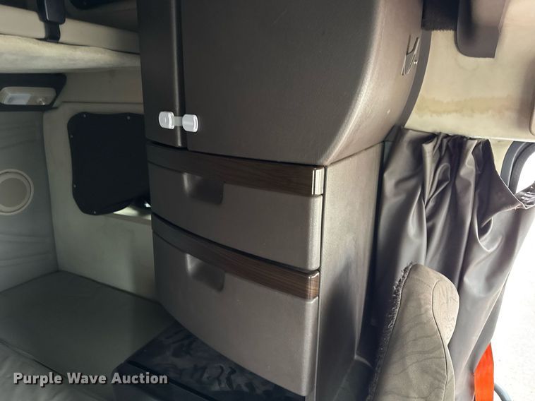 image for item DU3439 2015 Volvo VN semi truck