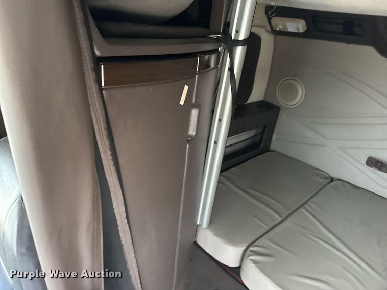 image for item DU3439 2015 Volvo VN semi truck