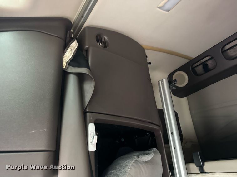 image for item DU3439 2015 Volvo VN semi truck