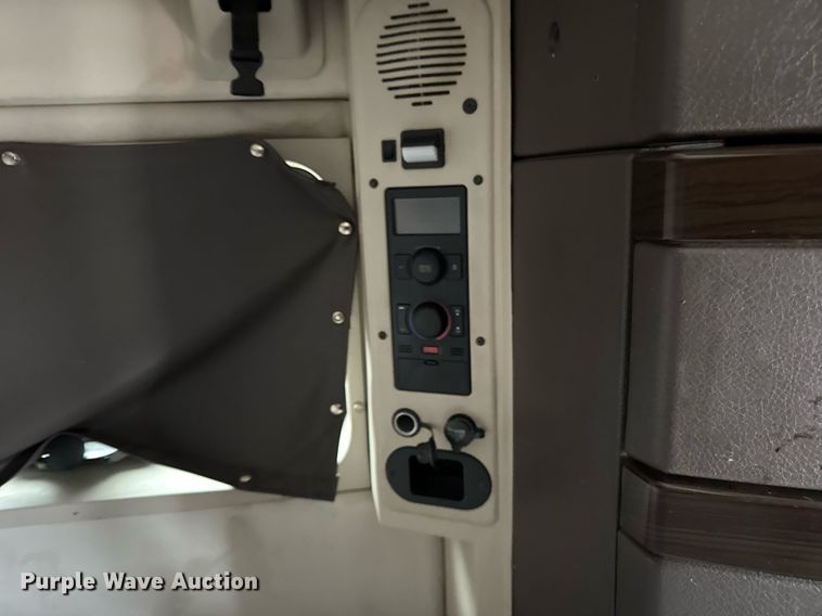 image for item DU3439 2015 Volvo VN semi truck