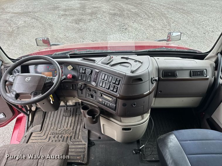 image for item DU3439 2015 Volvo VN semi truck