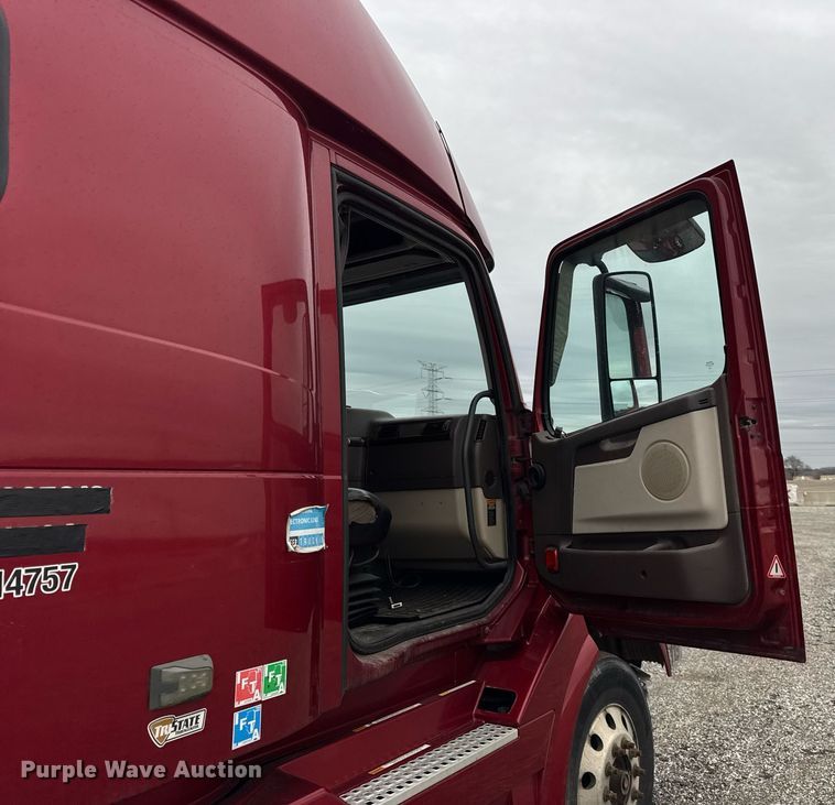 image for item DU3439 2015 Volvo VN semi truck