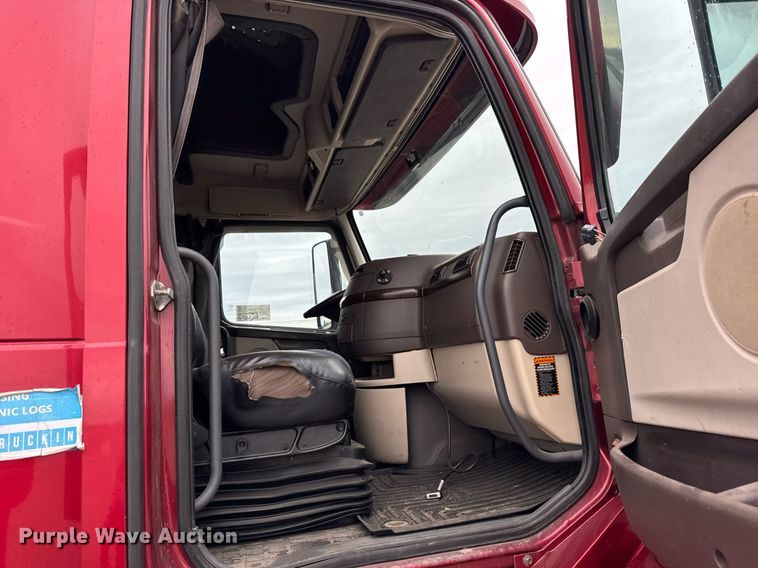 image for item DU3439 2015 Volvo VN semi truck