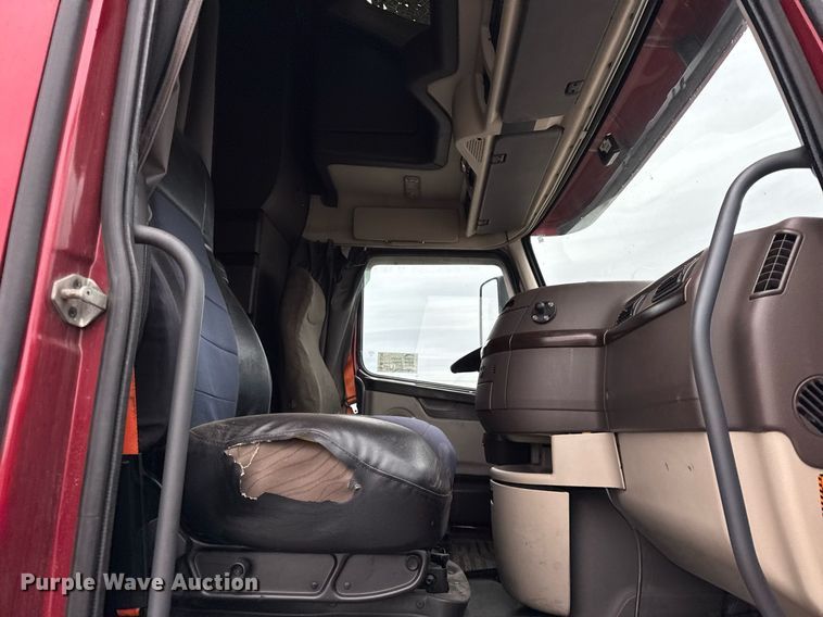 image for item DU3439 2015 Volvo VN semi truck