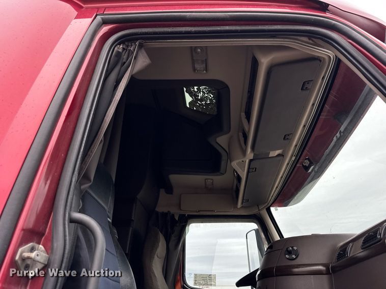 image for item DU3439 2015 Volvo VN semi truck