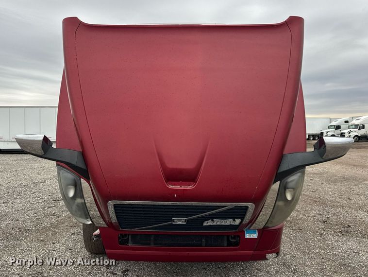 image for item DU3439 2015 Volvo VN semi truck