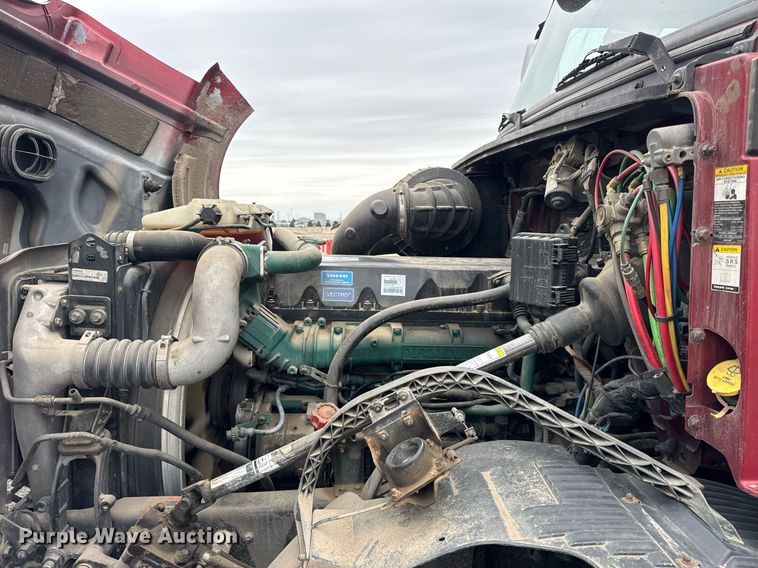 image for item DU3439 2015 Volvo VN semi truck