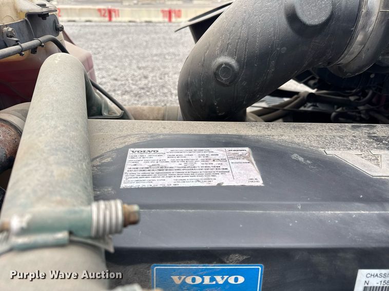 image for item DU3439 2015 Volvo VN semi truck