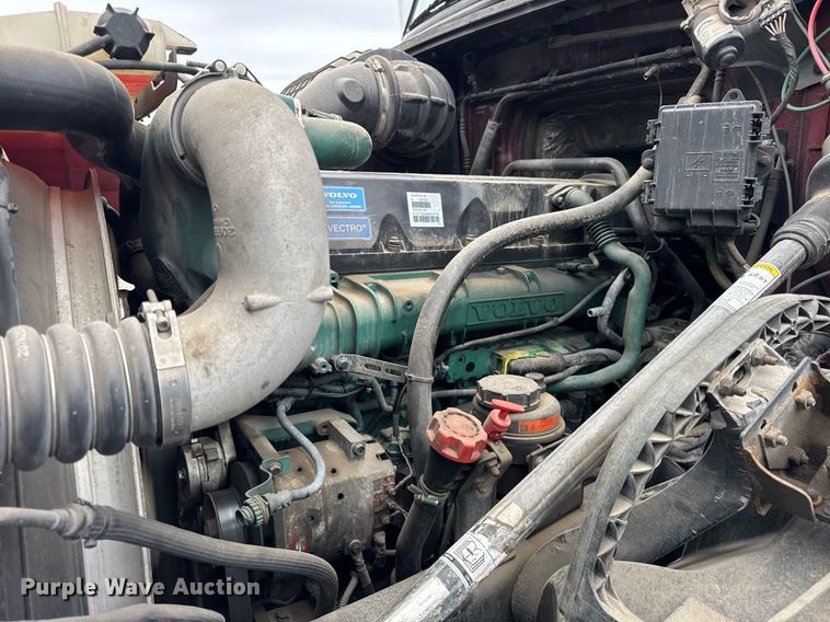 image for item DU3439 2015 Volvo VN semi truck