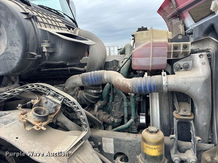 image for item DU3439 2015 Volvo VN semi truck