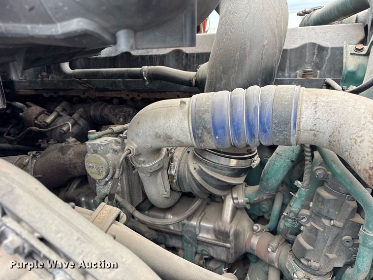 image for item DU3439 2015 Volvo VN semi truck