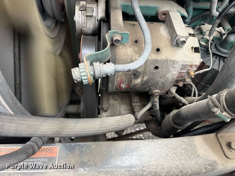 image for item DU3439 2015 Volvo VN semi truck