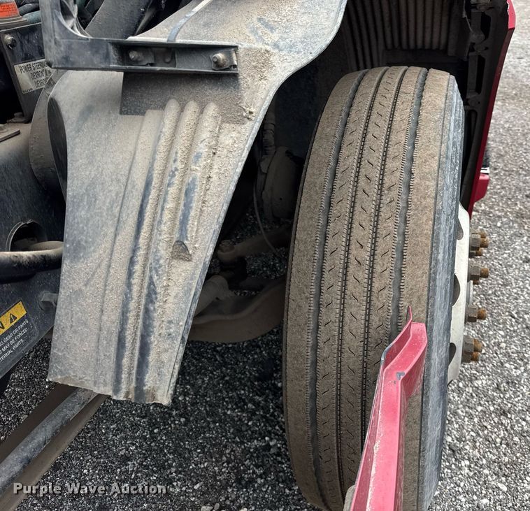 image for item DU3439 2015 Volvo VN semi truck