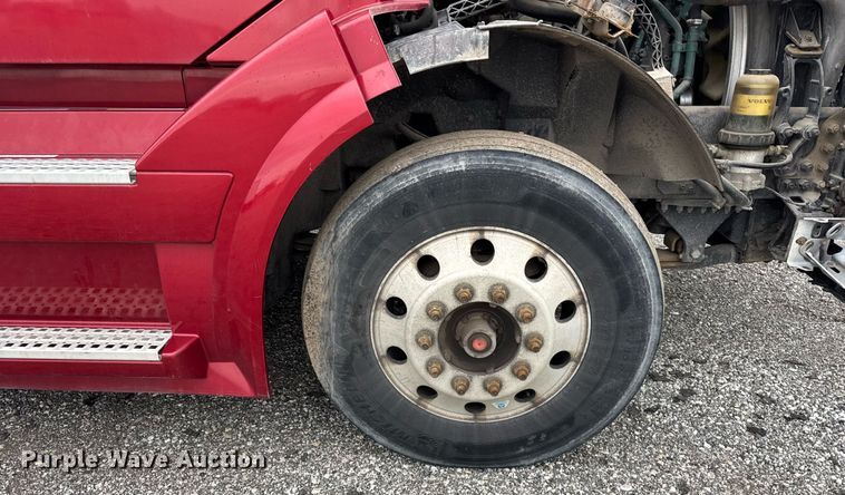 image for item DU3439 2015 Volvo VN semi truck