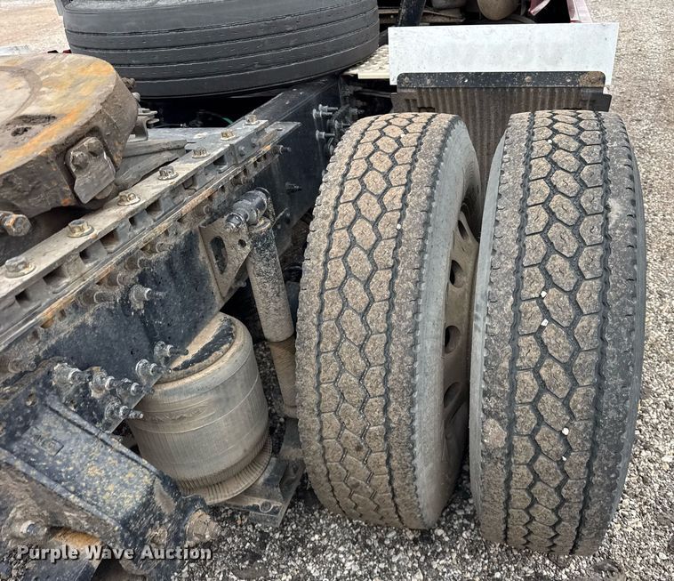 image for item DU3439 2015 Volvo VN semi truck