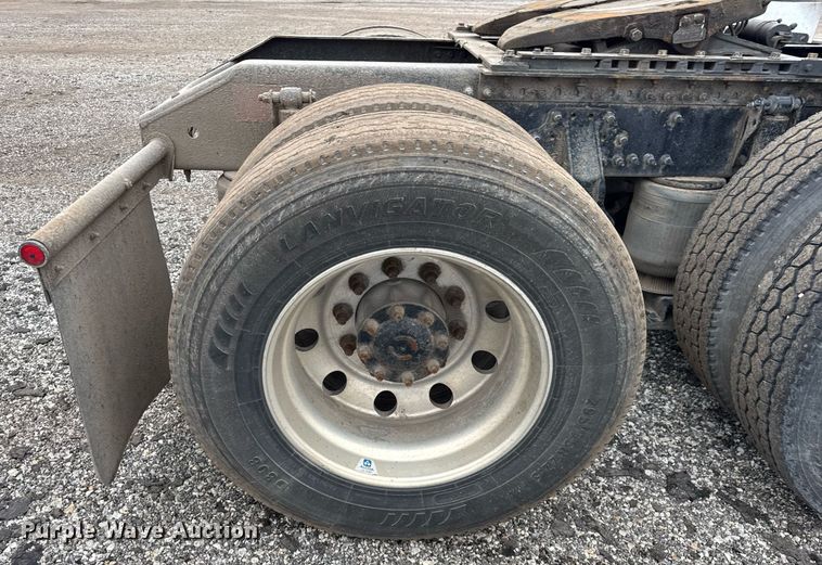 image for item DU3439 2015 Volvo VN semi truck