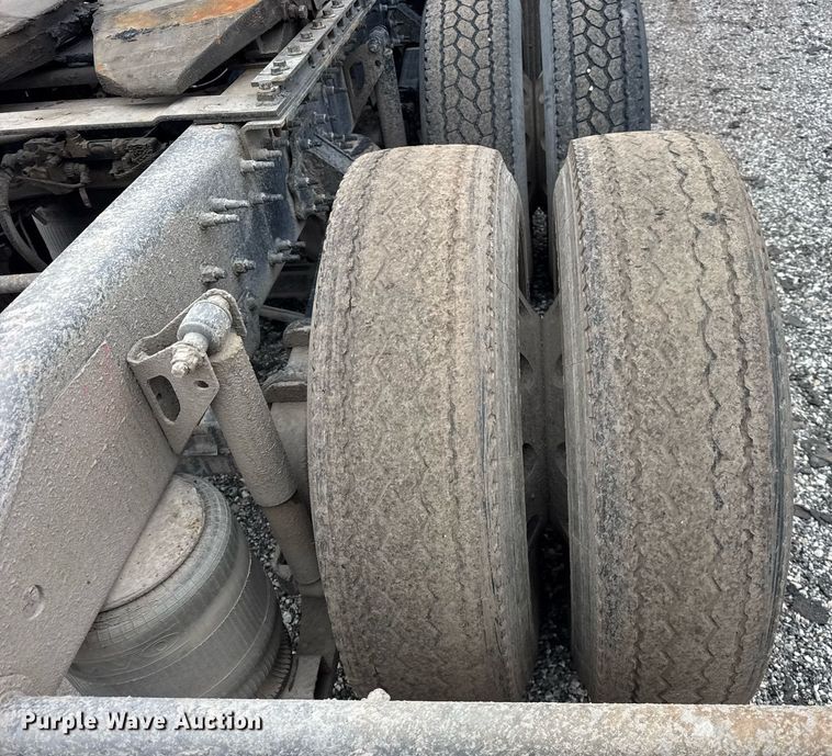 image for item DU3439 2015 Volvo VN semi truck