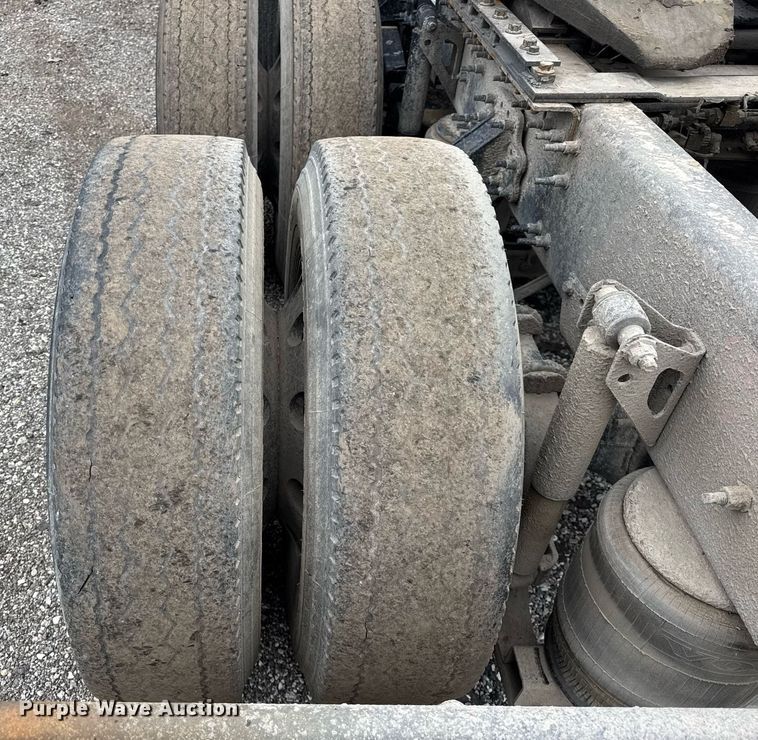 image for item DU3439 2015 Volvo VN semi truck