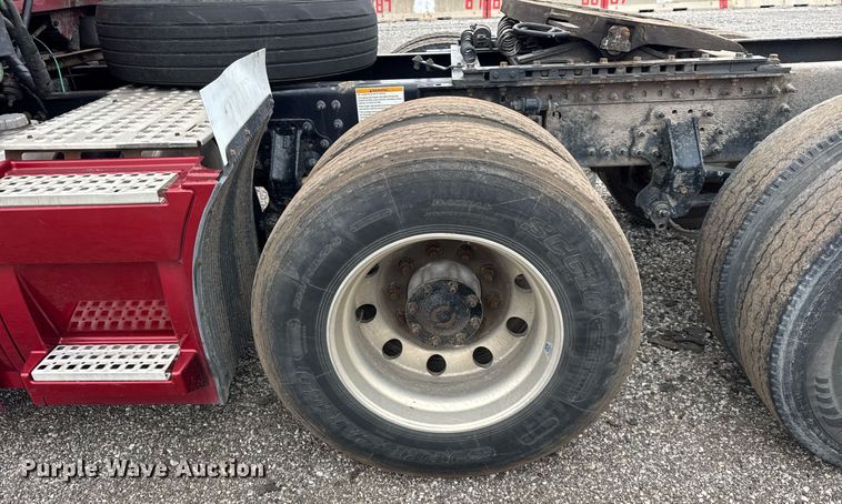 image for item DU3439 2015 Volvo VN semi truck