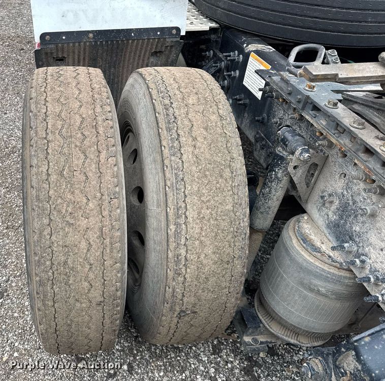 image for item DU3439 2015 Volvo VN semi truck