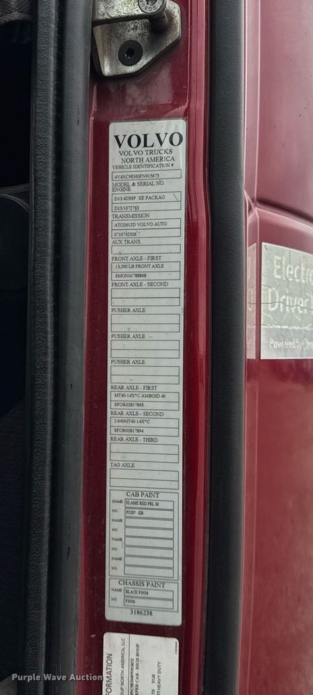 image for item DU3439 2015 Volvo VN semi truck