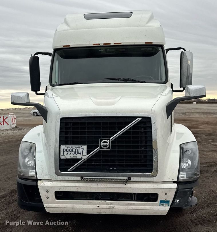 image for item DU3440 2017 Volvo VN semi truck