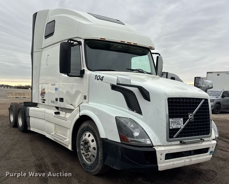 image for item DU3440 2017 Volvo VN semi truck