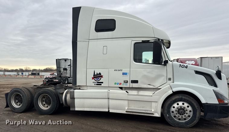 image for item DU3440 2017 Volvo VN semi truck