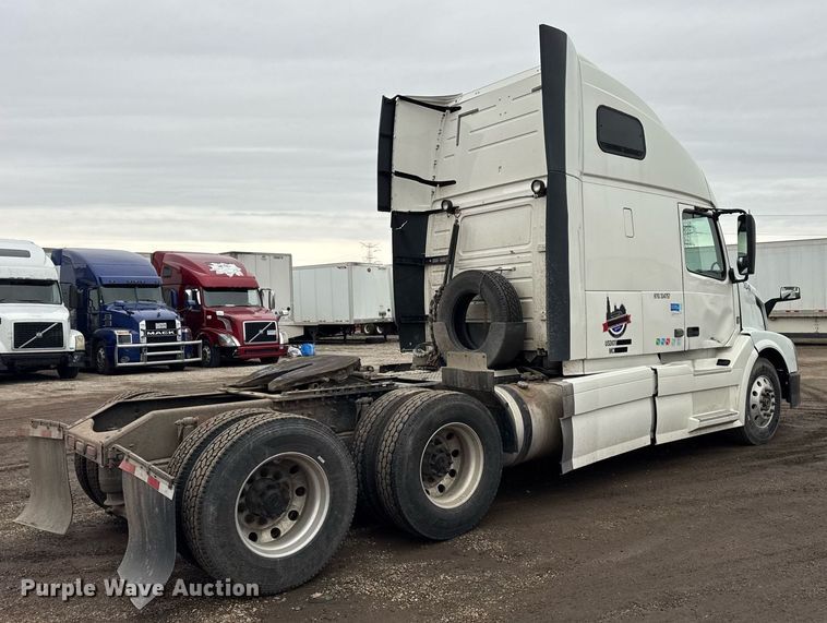 image for item DU3440 2017 Volvo VN semi truck