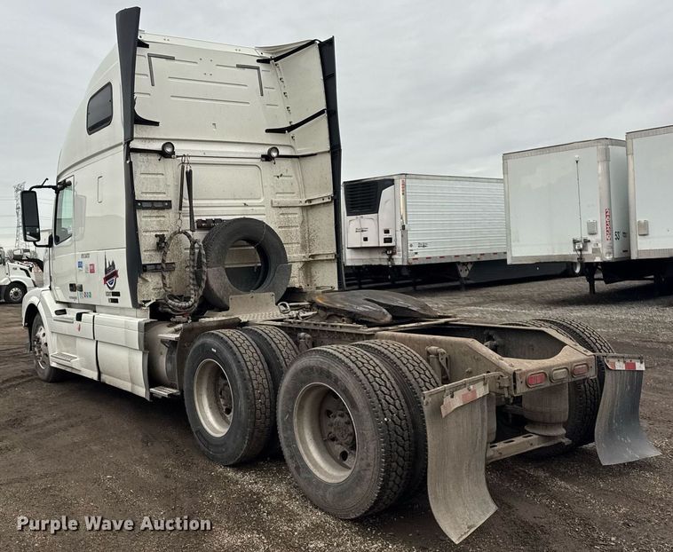 image for item DU3440 2017 Volvo VN semi truck