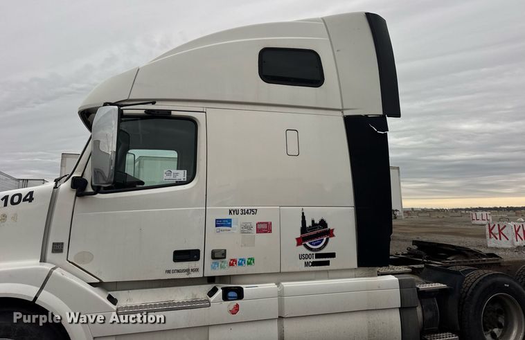 image for item DU3440 2017 Volvo VN semi truck