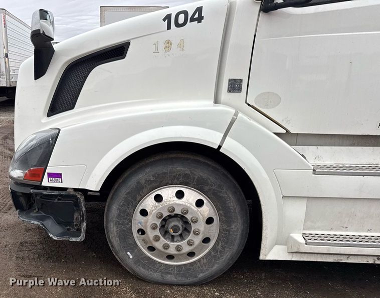 image for item DU3440 2017 Volvo VN semi truck