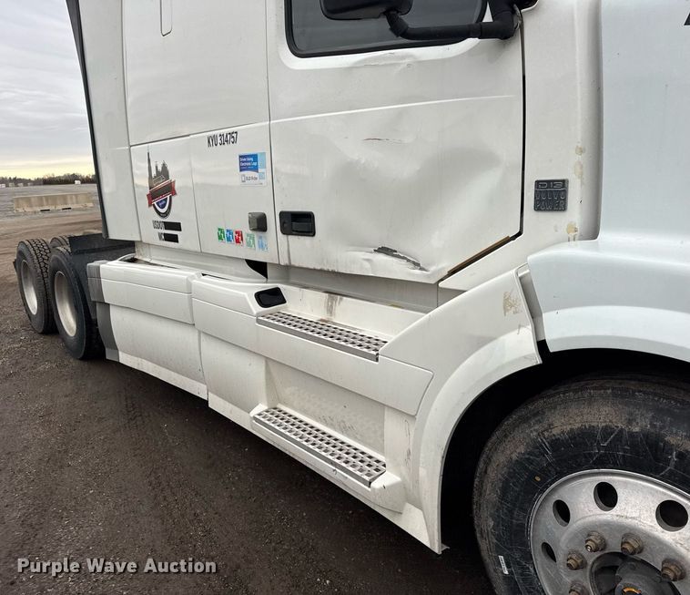 image for item DU3440 2017 Volvo VN semi truck
