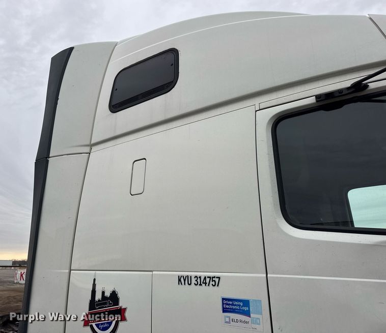 image for item DU3440 2017 Volvo VN semi truck