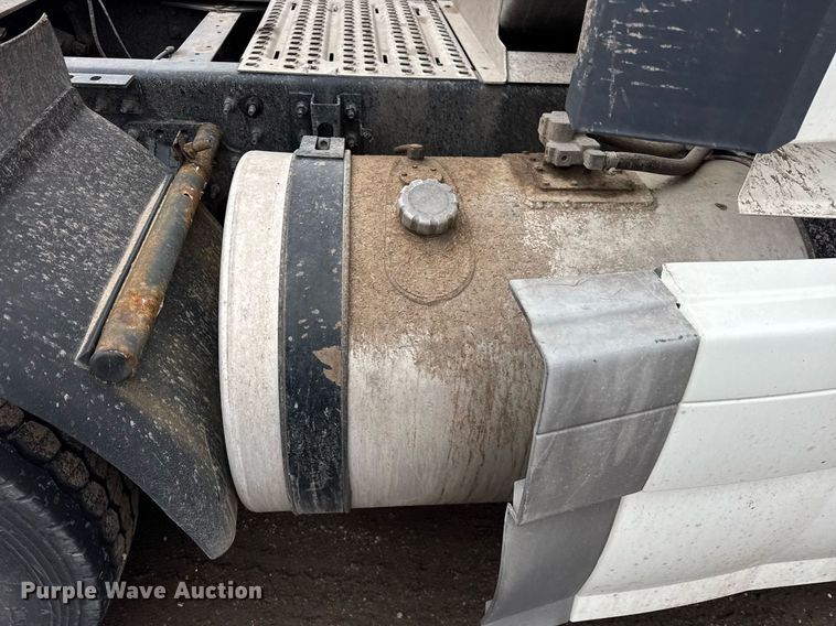 image for item DU3440 2017 Volvo VN semi truck