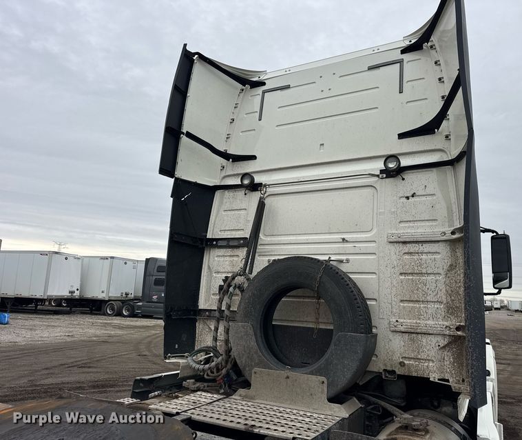 image for item DU3440 2017 Volvo VN semi truck