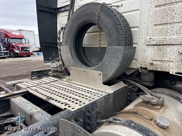 image for item DU3440 2017 Volvo VN semi truck