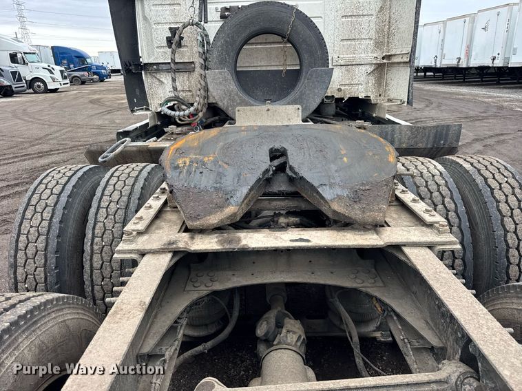 image for item DU3440 2017 Volvo VN semi truck