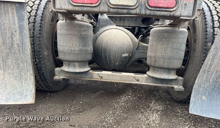 image for item DU3440 2017 Volvo VN semi truck