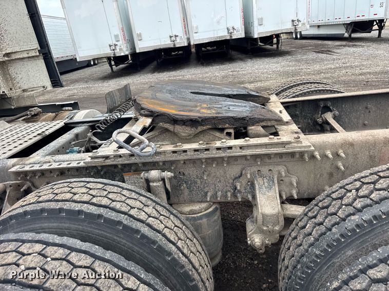 image for item DU3440 2017 Volvo VN semi truck