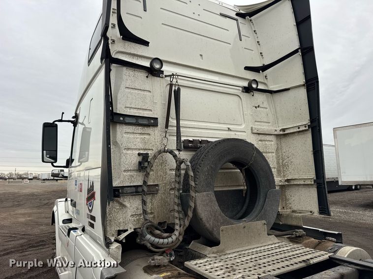 image for item DU3440 2017 Volvo VN semi truck