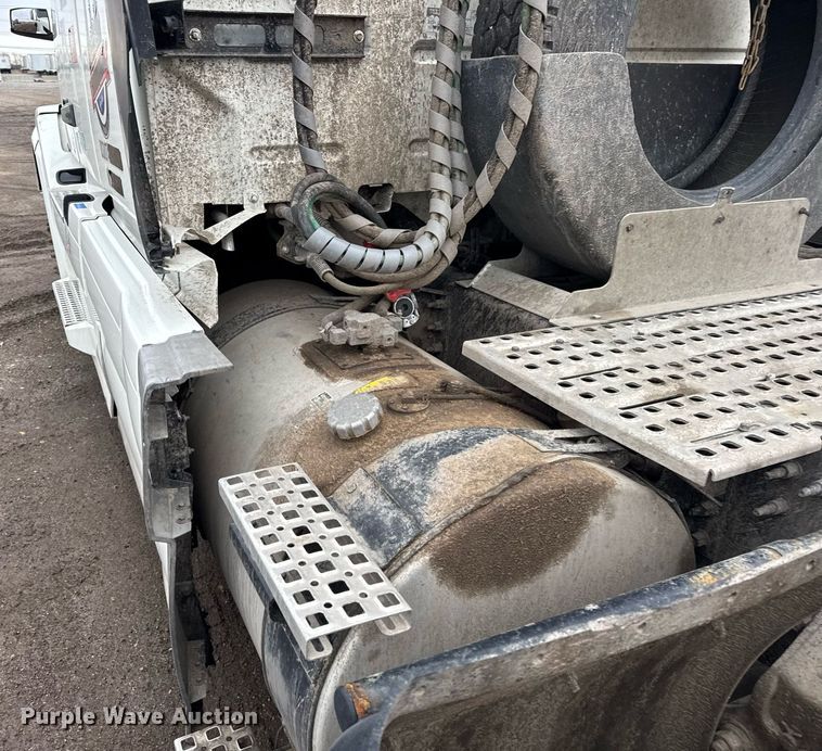 image for item DU3440 2017 Volvo VN semi truck