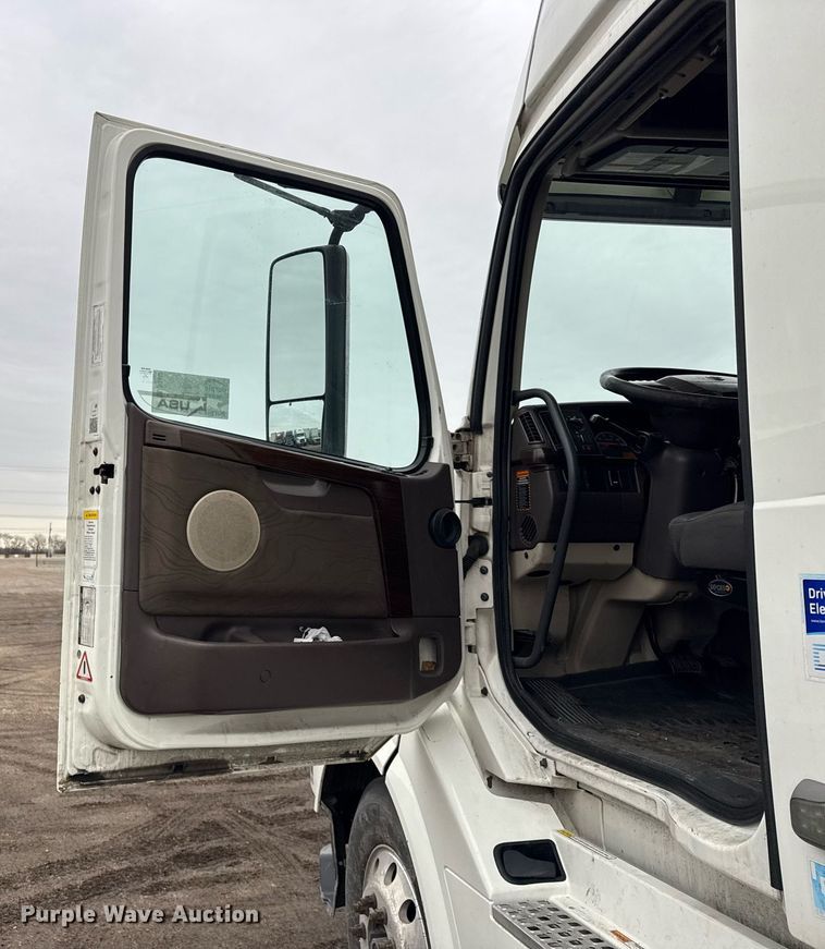 image for item DU3440 2017 Volvo VN semi truck